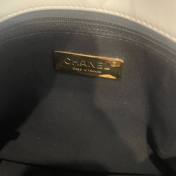 CHANEL 19 HANDBAG
Lambskin, Gold-Tone, Silver-Tone & Ruthenium-Finish Metal - Picture 13 of 15